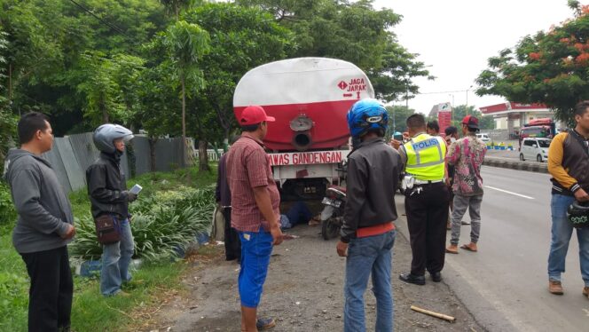 
Tabrak Truk Tangki, Pemotor Asal Beji Kritis