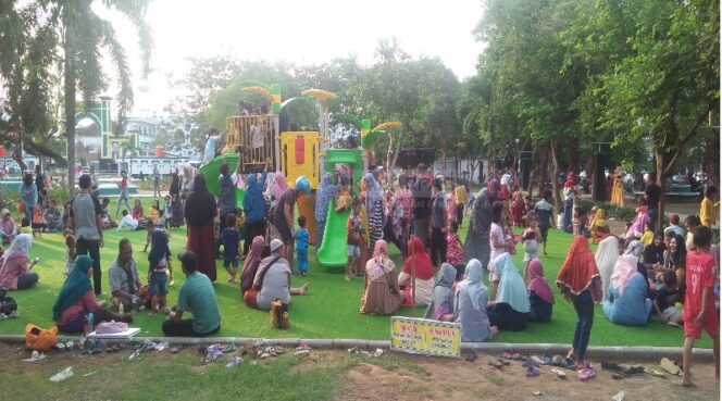 
Jadi Objek Wisata Dadakan, Alun-alun Kota Pasuruan Dipadati Wisatawan 