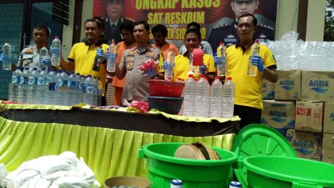 
Polisi Tangkap Pembuat Arak Oplosan yang Tewaskan Dua Pemuda