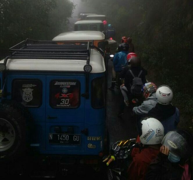 
Pengunjung Gunung Bromo Memadat, Jalur Wisata Tersendat