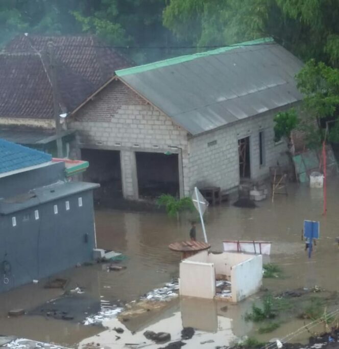 
Aktivitas Warga Tiga Desa di Rejoso Lumpuh Akibat Terendam Banjir