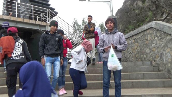 
Miris, Wisata Great Wall Gunung Bromo Dipenuhi Sampah Berserakan