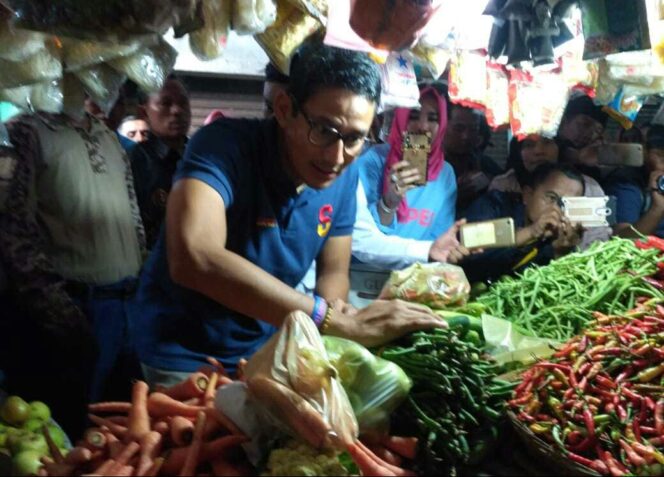 
Ada Sandiaga Uno Belanja Sayuran di Pasar Larangan, Emak-emak Ini Nekat Ndusel Ingin Foto Selfie