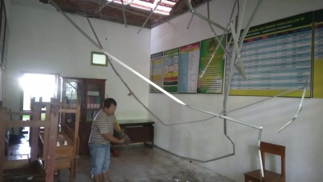 
Baru Dibangun, Atap SDN Kidul Dalem 3 Bangil Ambruk