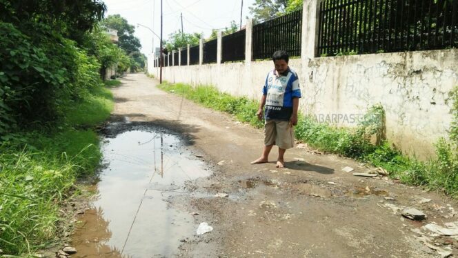 
Keluhkan Jalan Licin Akibat Kebocoran Air PDAM yang Sudah 5 Bulan Dibiarkan
