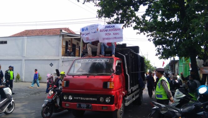 
Dianggap Cemari Lingkungan, Sejumlah Pabrik di Beji Digeruduk Demonstran