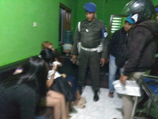 
Nunggu Pria Hidung Belang, PSK Tretes “Wajah Baru” Terjaring Razia Aparat Gabungan