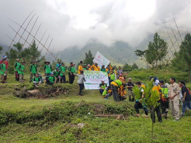 
Cegah Banjir, PT Tirta Investama Pandaan Lakukan Aksi 1000 Biopori untuk Arjunaku