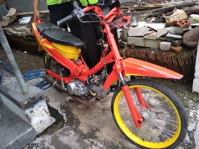 
Pakai Gelang Bertuliskan Persebaya Surabaya, Pemotor Ini Tewas Usai Tabrak Gerobak Gorengan