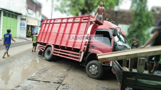 
Truk Muat Kayu Terperosok Galian SPAM