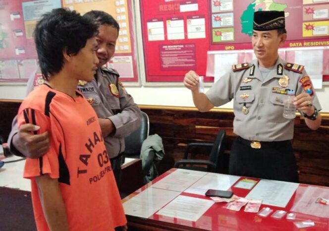 
Hendak Edarkan Sabu, Pria Ini Terlebih Dulu Diringkus Polisi di Rumahnya 