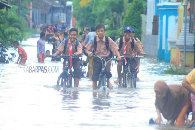 
Dusun Kebrukan Kedawung Kulon Tergenang Banjir, Aktifitas Warga Terganggu
