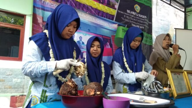 
Ciptakan Beras Analog, Siswi SMA Unggulan Hafshawaty Genggong Raih Berbagai Prestasi Internasional