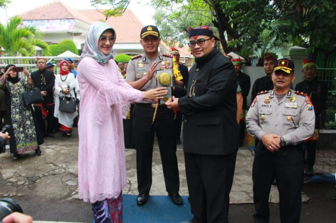 
Piala Adipura Dikirab Keliling Kota Kraksaan
