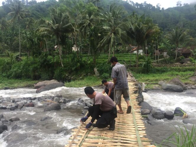 
Sungai Meluap Putuskan Jembatan Penghubung di Probolinggo
