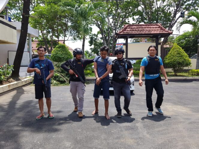 
Polisi Bekuk Pencuri CPU dan Monitor Excavator di Lokasi Proyek Pekerjaan Pipanisasi SPAM Umbulan