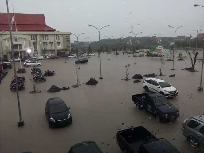
Kantor Pemkab Pasuruan di Raci Terendam Banjir
