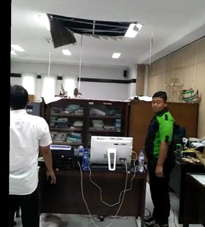 
Brakk!! Atap Dinas Perikanan Kabupaten Pasuruan Ambruk