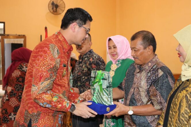 
Pemkot Pasuruan Jalin Silaturahmi dan Komunikasi dengan Kepala OPD yang Purna Tugas