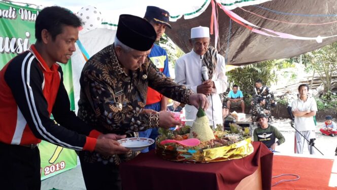 
Milad MINU Merah Putih, Plt Bupati Malang Potong Tumpeng