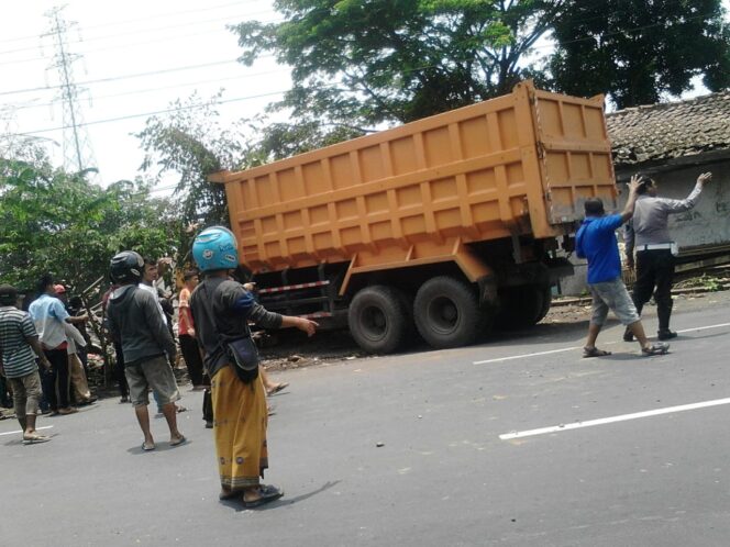 
Diduga Sopir Ngantuk, Truk Tronton Sasak Motor dan Rumah di Pasuruan
