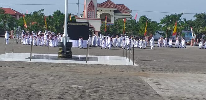 
Ratusan Siswa MI di Pasuruan Ikut Manasik Haji 