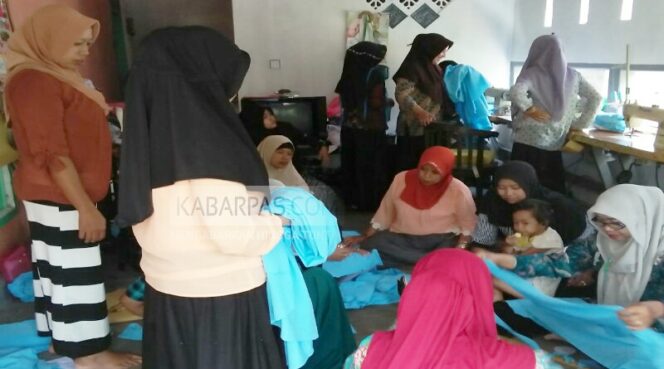 
Wanita Sukses Asal Desa Ampelsari Berikan Pelatihan Jahit ke Emak-emak