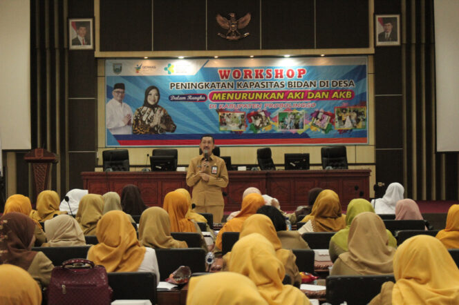 
Turunkan Angka Kematian Ibu-Bayi, Dinkes Probolinggo Gelar Workshop Peningkatan Kapasitas Bidan Desa