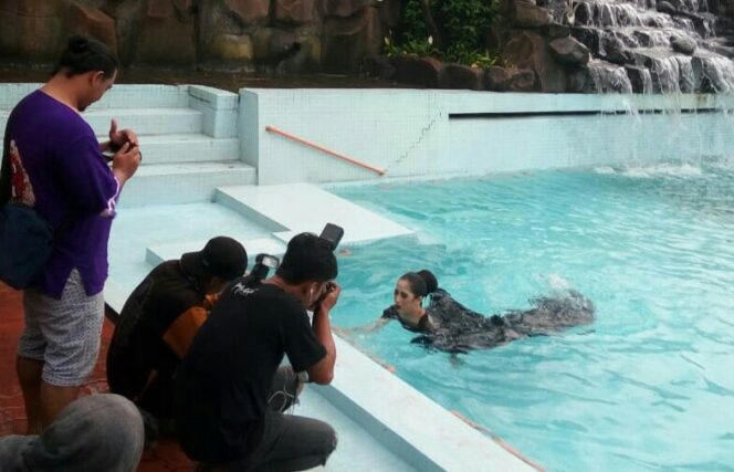 
Ketika Para Fotografer Berburu Model Cantik di Lereng Gunung Arjuna