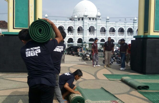 
Gelar Baksos, Lapas Pasuruan Ajak Warga Binaan Bersihkan Sajadah Masjid Jami’ Al-Anwar 