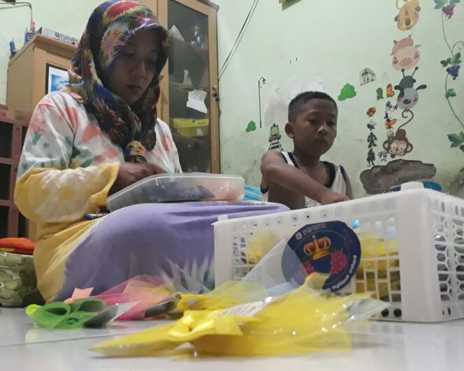
Inspiratif, Seorang Guru Honorer Sukses Geluti Aneka Kerajinan Tangan