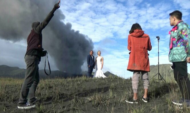 
Keren, Pasutri Lintas Negara Gelar Foto Prewedding dengan Background Erupsi Gunung Bromo 