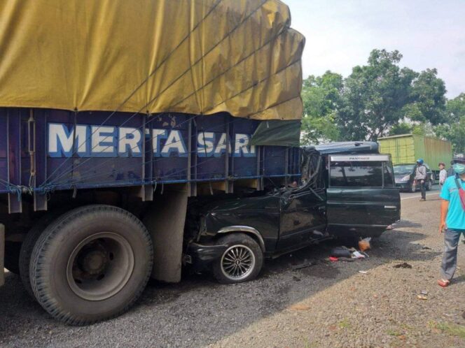 
Hantam Truk Parkir, 6 Penumpang Minibus Tewas