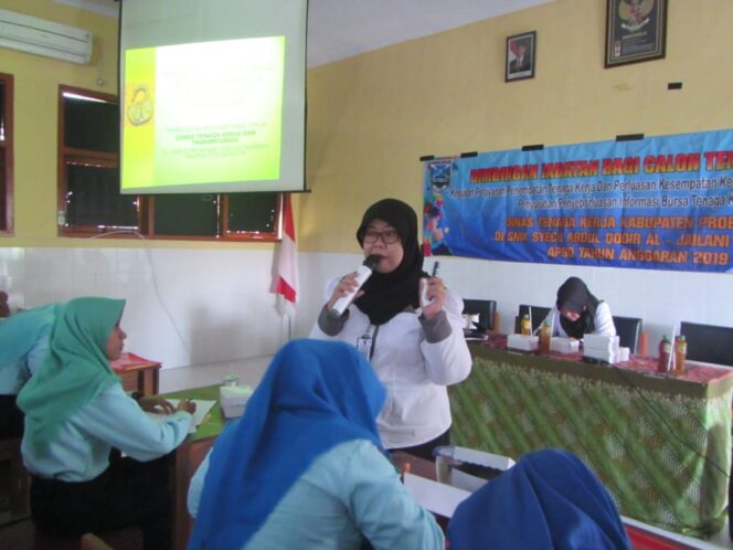 
Siswa SMK SAQA Kraksaan Diberi Bimbingan Jabatan Sebagai Calon Tenaga Kerja