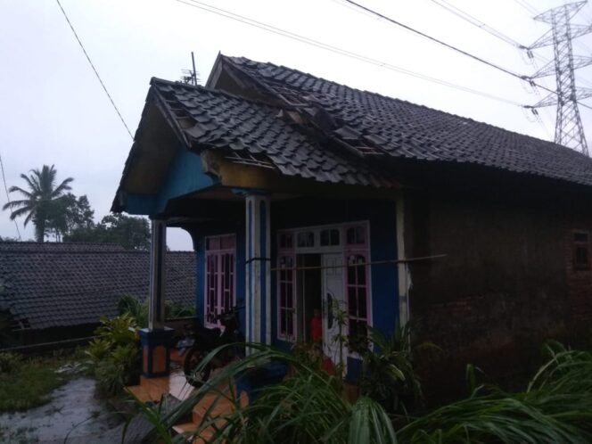 
Puting Beliung Terjang Dua Dusun di Jabung