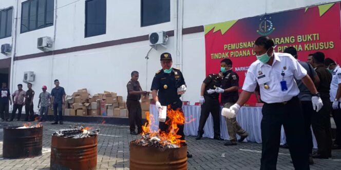 
Kejari Kabupaten Pasuruan Musnahkan Barang Bukti Hasil Kejahatan Senilai Rp 2 M