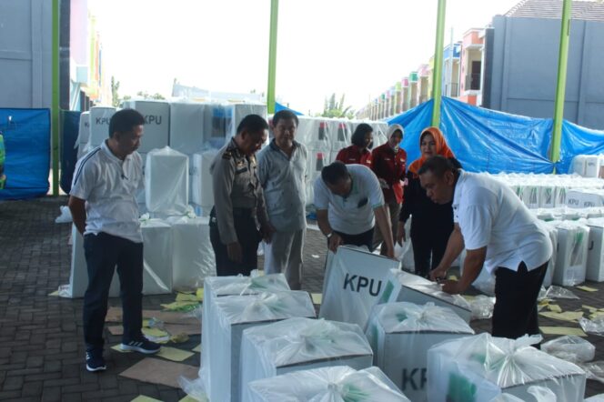 
Sekda Kabupaten Probolinggo Tinjau Gudang Logistik Pemilu