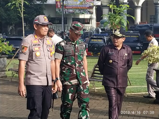 
Pergeseran Pasukan dalam Tahap Punggut dan Hitung di TPS Malang Kota