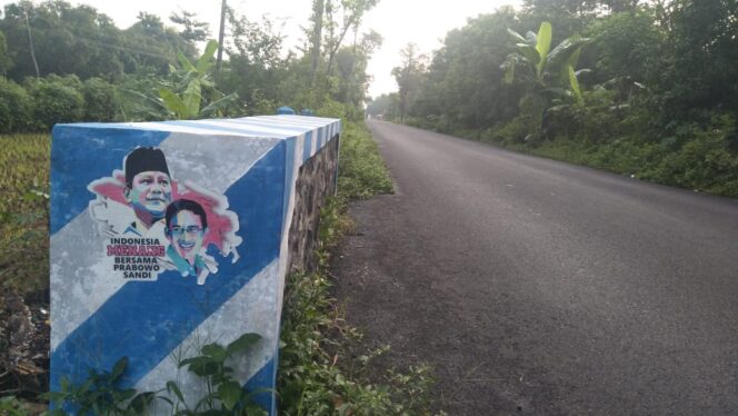 
Hari Pencoblosan, JPPR Kabupaten Pasuruan Temukan Alat Kampanye di Jalanan