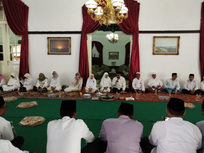 
Ungkapan Rasa Syukur, Pemkab Probolinggo Tasyakuran dengan Potong Tumpeng