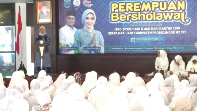 
Ratusan Perempuan Probolinggo Bersholawat Bersama