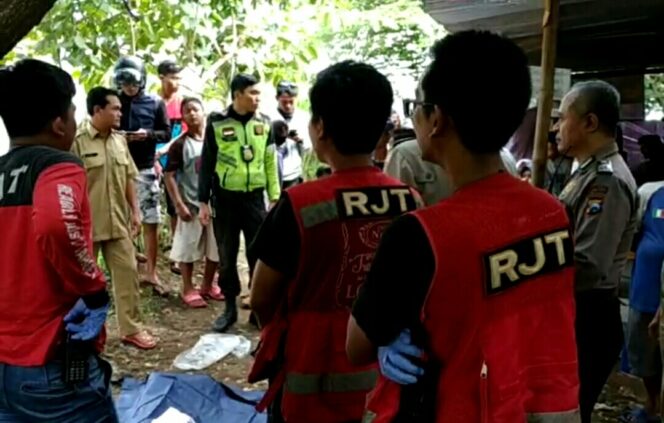 
Terpeleset Saat Cuci Tangan, Pria Ini Ditemukan Mengapung di Sungai