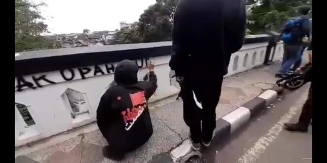 
Tim Ahli Cagar Budaya Kota Malang Kutuk Keras Aksi Corat-coret di Jembatan Kahuripan 