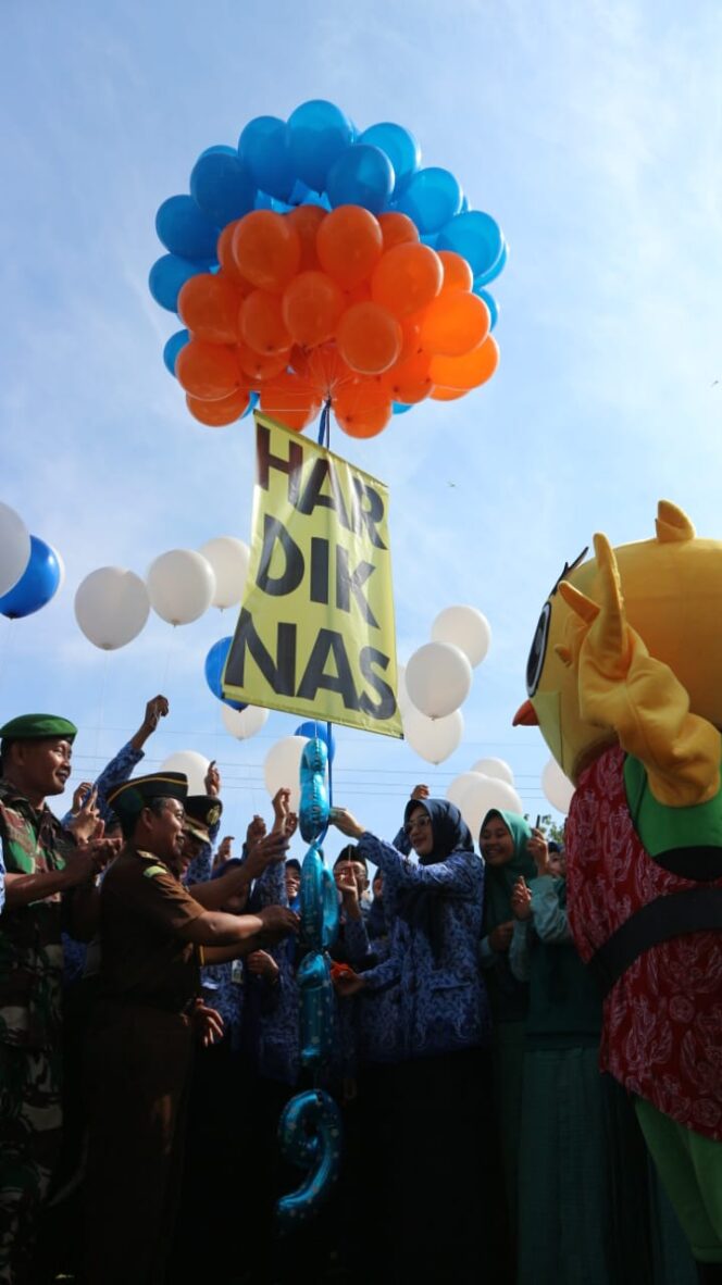 
Pemkab Probolinggo Peringati Hari Pendidikan Nasional dengan Launching Seragam Batik Pelajar