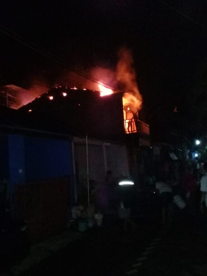 
Rumah dan Toko di Malang Ludes Terbakar