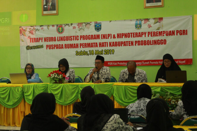
Perempuan PGRI Probolinggo Gelar Seminar Neuro Linguistic Program dan Hypnoterapy