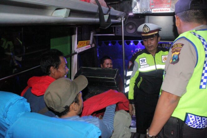 
Soal People Power, Polres Probolinggo Razia di Pintu Tapal Kuda