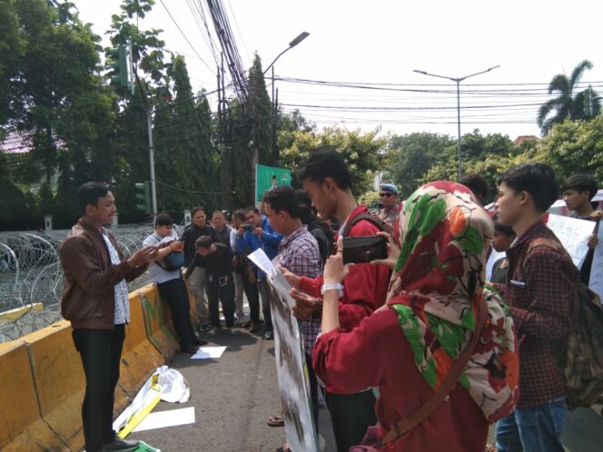 
Forum Mahasiswa Jabodetabek Demo di Depan KPU Tolak People Power