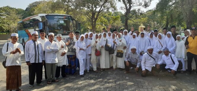
Manfaatkan Miniatur Ka’bah Gending, Ratusan CJH Asal Puger Latihan Manasik Haji