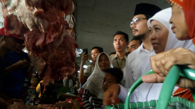 
Kunjungi Pasar Besar Pasuruan, Gubernur Khofifah Pastikan Stok Sembako Aman